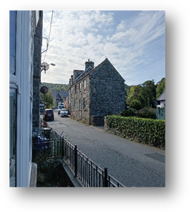 说明: A stone building on a street