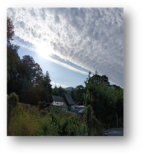 说明: A cloudy sky over a field